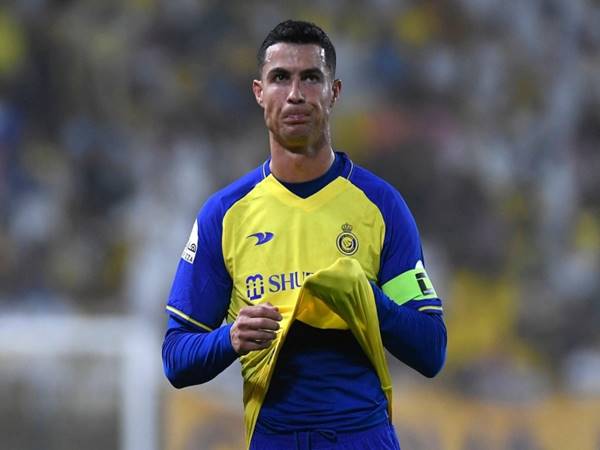 Tin chuyển nhượng chiều 24/7: Ronaldo lôi kéo Bailly đến Al Nassr