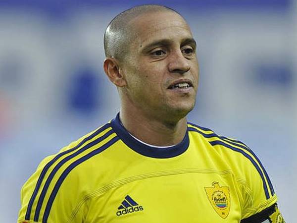 Hậu vệ trái: Roberto Carlos