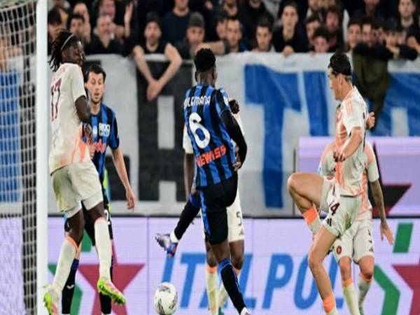 Bóng đá Ý: Ranieri đứt bất bại với Roma