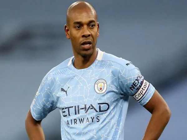 Fernandinho – Bức tường thép nơi trung tuyến