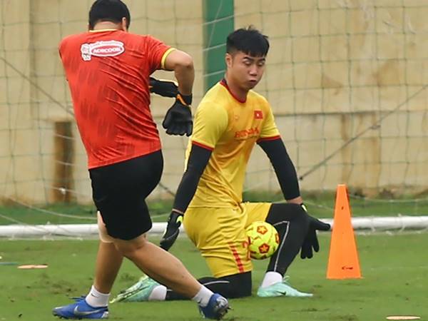 Kỹ thuật bắt bóng của thủ môn trong tình huống đặc biệt