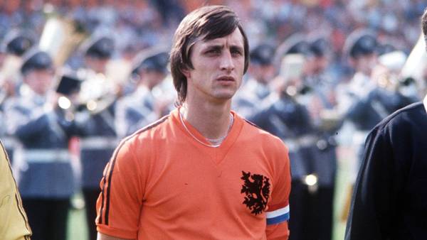 Johan Cruyff áo số mấy?
