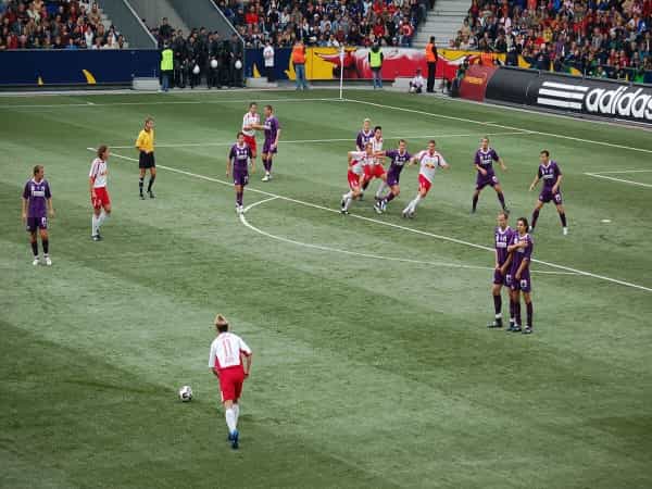 Khi nào trọng tài cho đá phạt gián tiếp trong vòng cấm?