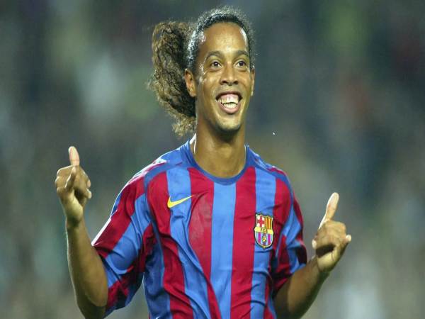 Ronaldinho – Nghệ sĩ mang nụ cười trở lại Camp Nou
