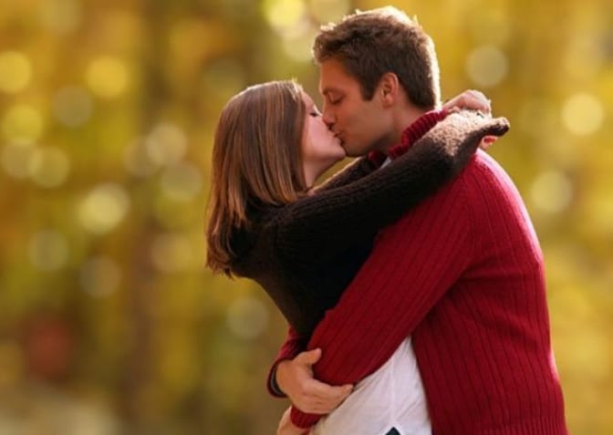 Nằm mơ thấy hôn người lạ là điềm gì, báo hiệu điều gì?