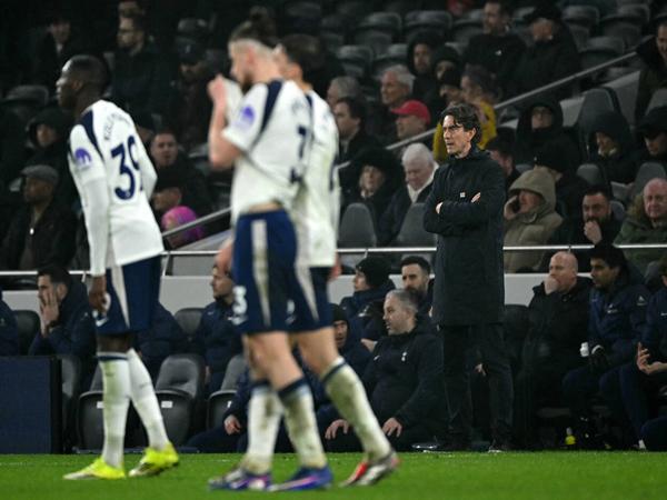 Thành tích sân nhà tệ hại khiến Spurs rơi vào khủng hoảng